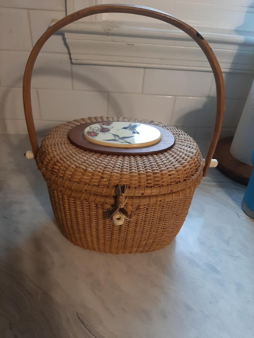 Orvis Woven Tan Travel Basket with Floral Medallion Lid